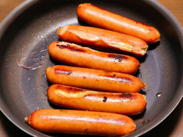 ウインナーは中火で焼いた後…　味付けに「新しい！」「絶対うまいでしょ」