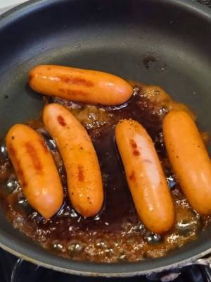 ウインナーは中火で焼いた後…　味付けに「新しい！」「絶対うまいでしょ」