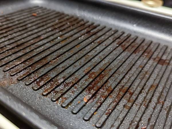 ホットプレートの焦げ付きは〇〇で落とす！　目からウロコの方法に「知らなかった」「参考になる」