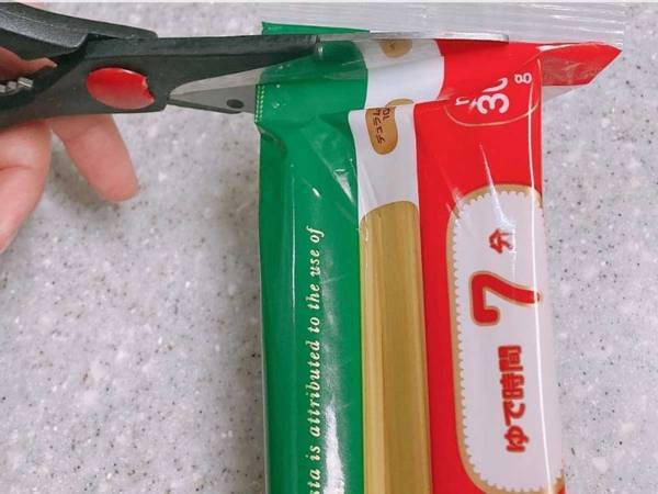 横を切ると閉じにくくない？　パスタ袋の使いやすい開け方は、コレ！