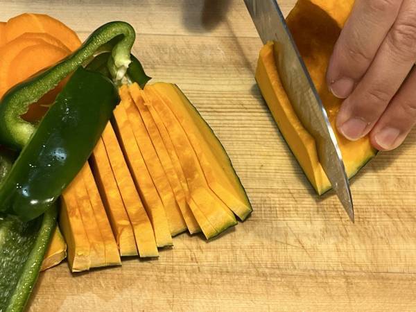 切れ味の悪くなった包丁はコレで復活　裏技に「すぐやってみたい」「助かる」