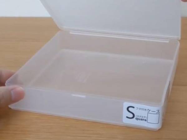 半透明ならではの使いやすさ　セリア『フタ付きケース』に「収納スッキリ」「便利」