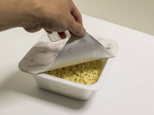カップ焼きそばのキャベツ、蓋裏にくっ付くならコレ試して　ひと工夫に「めちゃ簡単」「嘘みたい」