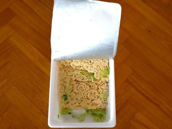 カップ焼きそばのキャベツ、蓋裏にくっ付くならコレ試して　ひと工夫に「めちゃ簡単」「嘘みたい」
