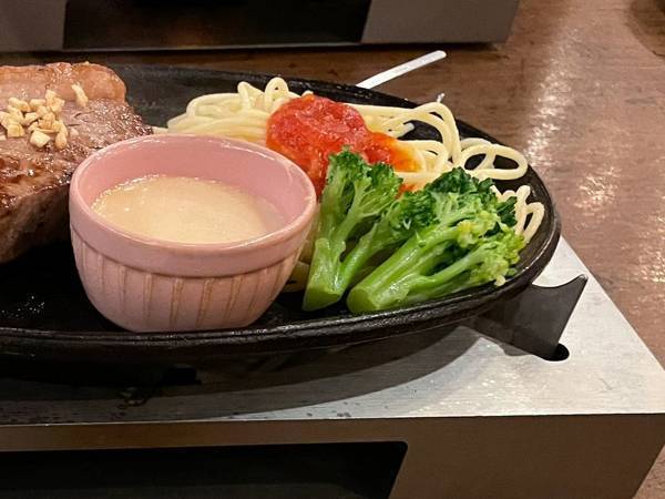 「ダイエット中なので…」　女性の写真に「麦茶吹いた」「逆、逆ー！」