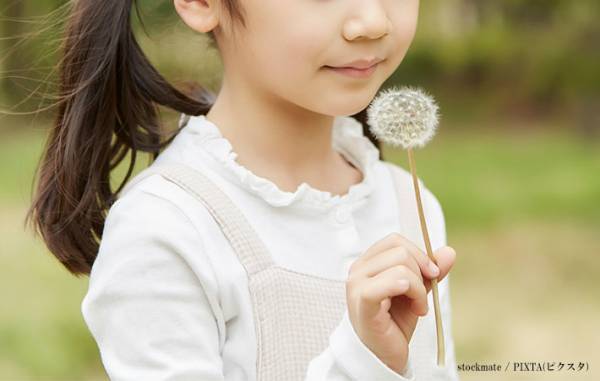 下を向いて歩く女の子を見た女性　心配をするも、手元を見たら…