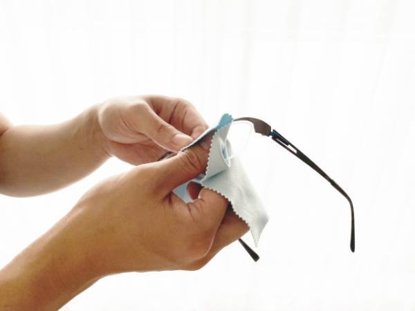 メガネの鼻パッドが緑色に…？　JINSの結論にゾクッ