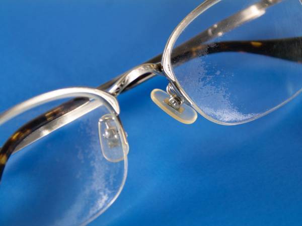 メガネの鼻パッドが緑色に…？　JINSの結論にゾクッ