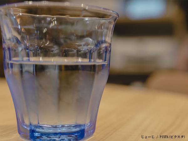 カフェで店員を責め続ける男性客　そばにいた女性が『ひと言』！