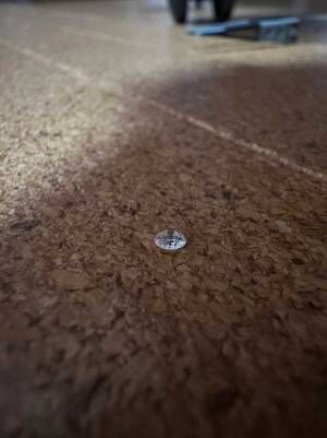 床に刺さったダイヤモンドの写真
