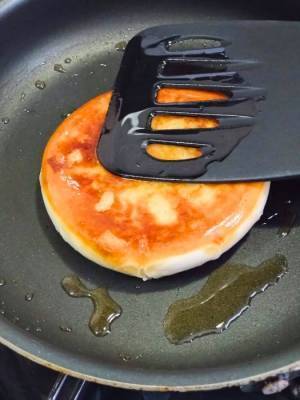 肉まんをフライパンでこう焼くと…　「考えた人天才」「真似したい」