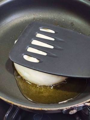 肉まんをフライパンでこう焼くと…　「考えた人天才」「真似したい」