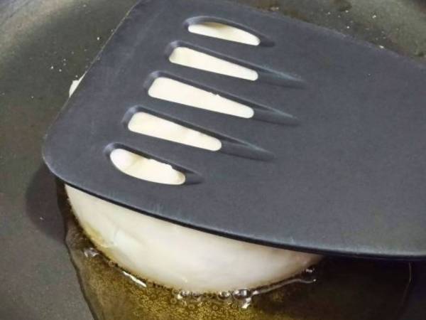 肉まんをフライパンでこう焼くと…　「考えた人天才」「真似したい」