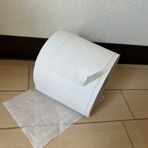 トイレットペーパーのミシン目がズレたら…　直し方に「意外と簡単じゃん」