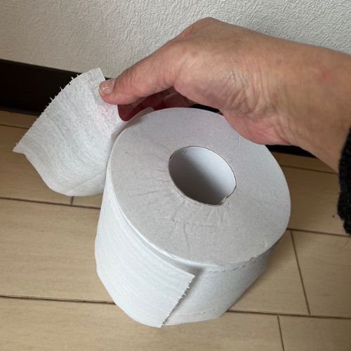 トイレットペーパーのミシン目がズレたら…　直し方に「意外と簡単じゃん」