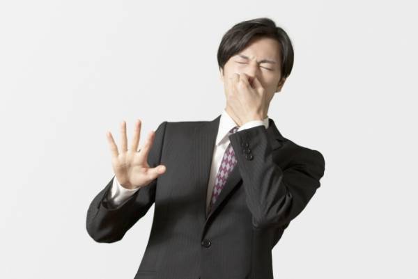 『鼻につく』の意味を解説！　英語表現や例文、使い方も
