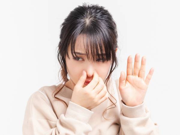 『鼻につく』の意味を解説！　英語表現や例文、使い方も