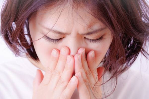 『鼻につく』の意味を解説！　英語表現や例文、使い方も