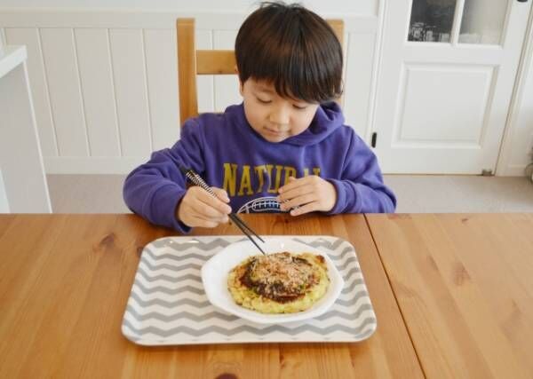 小学生お好み焼きを食べる