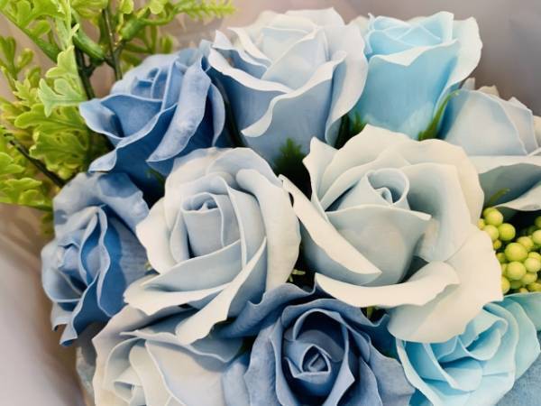 青いバラの花言葉は？　バラの本数ごとの花言葉も紹介！