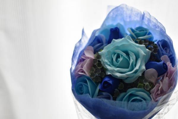 青いバラの花言葉は？　バラの本数ごとの花言葉も紹介！