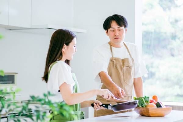 料理する男女