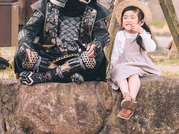 「ご先祖様と待ち合わせしてるみたい」　桜の木の下、女の子のおしゃべり相手は…