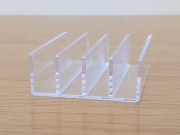 セリア『デスク仕切りスタンド』がけっこう便利！　５つの活用術に「感動」「すぐれもの」