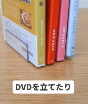 『デスク仕切りスタンド・ショート』に電卓を収納している様子