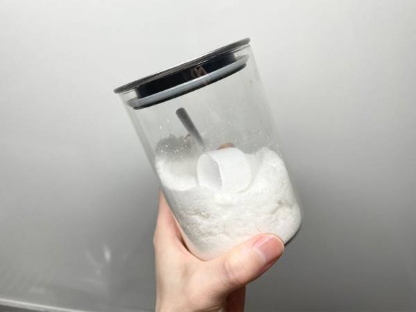 アレを入れて待つだけ？　固まった砂糖を元に戻す『裏技』が、超簡単だった
