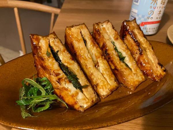 厚揚げはこうする！間にアレを挟んで焼いたら…「ウマいの確実」「魔のつまみか…」