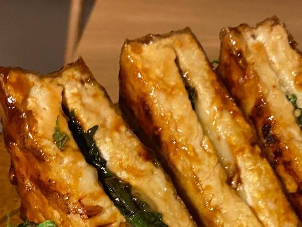 厚揚げはこうする！間にアレを挟んで焼いたら…「ウマいの確実」「魔のつまみか…」