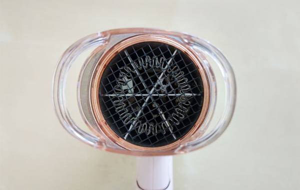 詰まったほこりはどうやって取る？　ドライヤーの掃除方法とは？