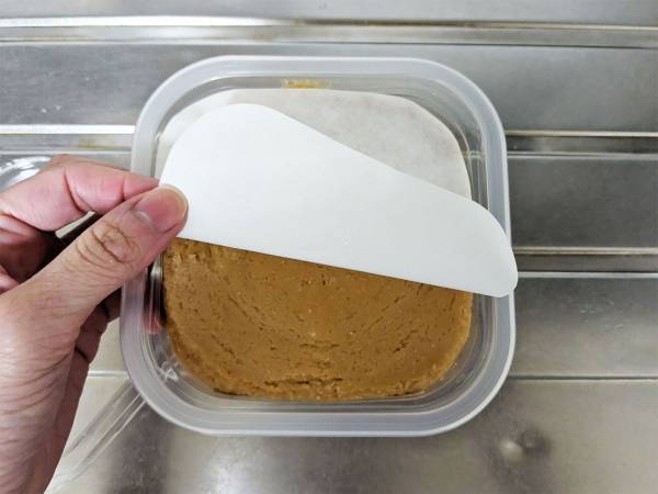パック入り味噌の白い紙、捨てていい？　メーカーの助言に「そうだったのか」