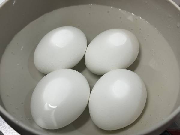 ゆで上がった卵をアレに浸してみた　仕上がりに「上出来」「とろとろ」