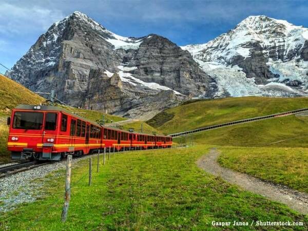 スイスで走っている電車の写真