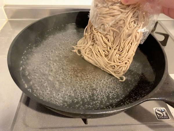 アレにそばを入れるだけ！　富士そば直伝のレシピに「箸が止まらない」