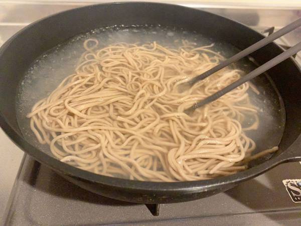 アレにそばを入れるだけ！　富士そば直伝のレシピに「箸が止まらない」