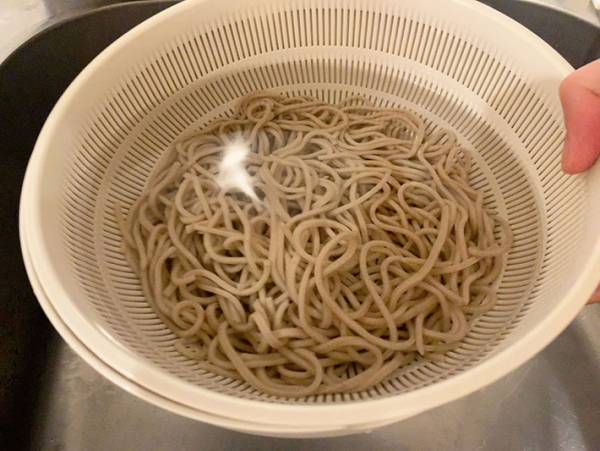 アレにそばを入れるだけ！　富士そば直伝のレシピに「箸が止まらない」