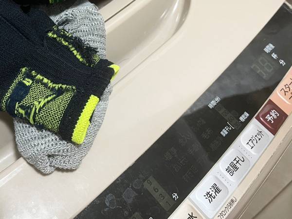 「靴下は裏返しで洗え」は本当？　企業の回答に「勘違いしてた」「広まるべき」