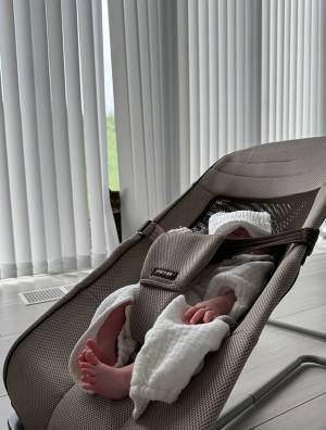 人見知りな猫と、生まれたばかりの赤ちゃん　絶妙な距離感に「笑った」「かわいすぎる」