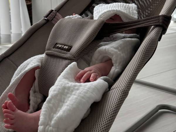 人見知りな猫と、生まれたばかりの赤ちゃん　絶妙な距離感に「笑った」「かわいすぎる」