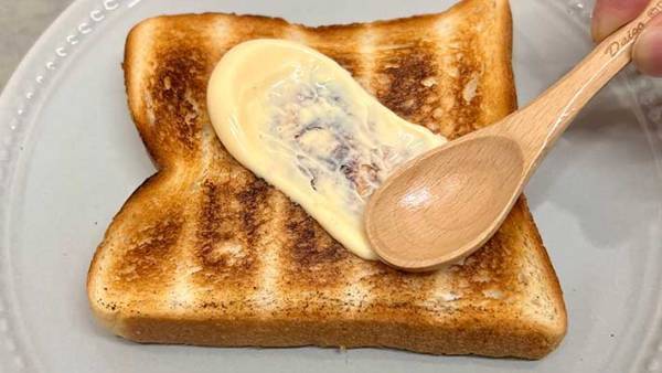 これぞ休日の朝食　トーストにマヨネーズと○○をのっけると…至福