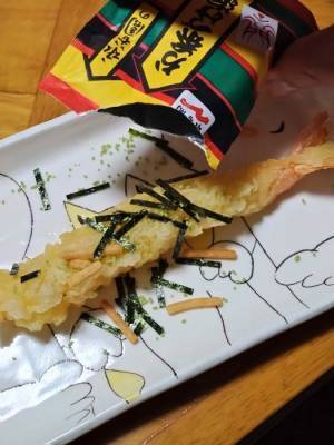 天ぷらにお茶漬けの素を振りかけると…　「まるで抹茶塩」「ハマった」