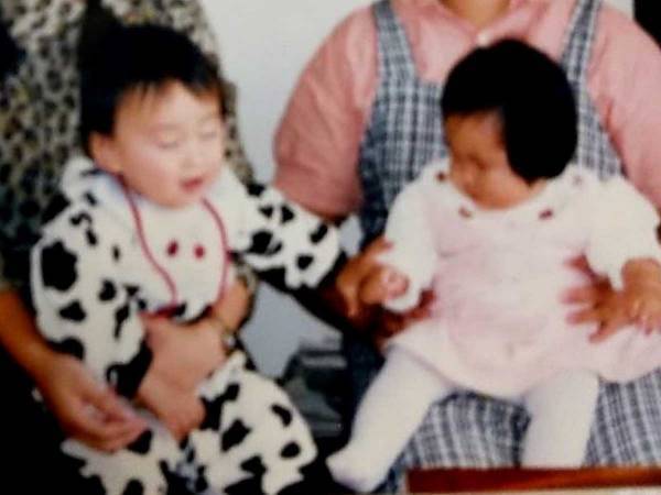 写真にうつる２人の子供　約３０年後の関係に「すごい話！」「運命的…」