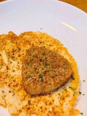 チーズの上に焼きおにぎりを乗せて焼いたら…　完成形に「まるで餃子」「絶対やる」
