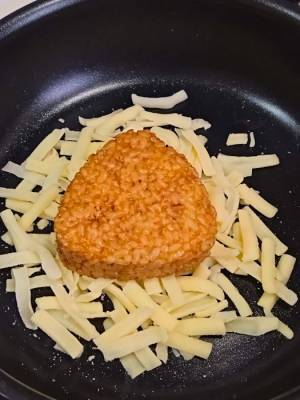 チーズの上に焼きおにぎりを乗せて焼いたら…　完成形に「まるで餃子」「絶対やる」