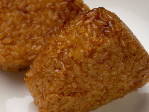 チーズの上に焼きおにぎりを乗せて焼いたら…　完成形に「まるで餃子」「絶対やる」