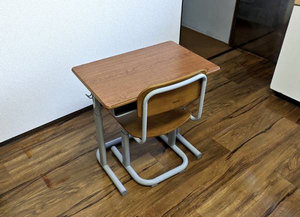 オシャレな部屋にしたかったのに…　リサイクル店で買ったものに「むしろ最高だろ」