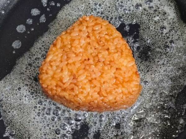 溶かしたバターに『焼きおにぎり』のせて焼いてみたら　「また食べたい」「最高」